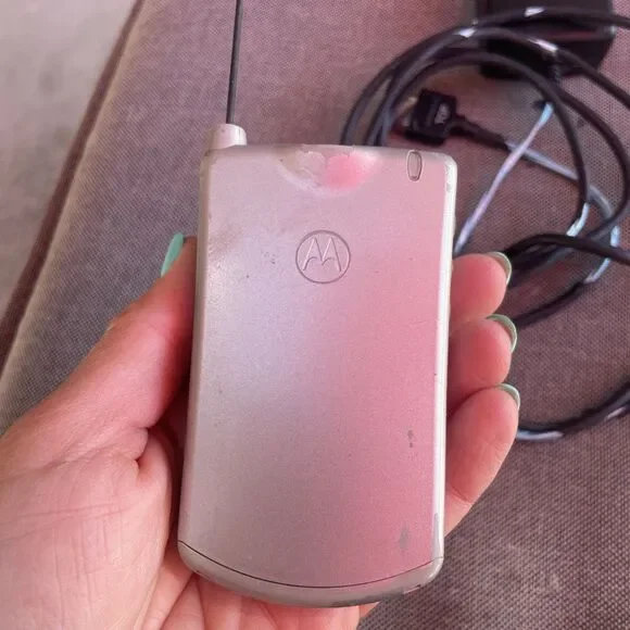 Vintage Motorola Silver TIMEPORT P8767 Flip Cell Phone - Y2K - Picture 4 of 9